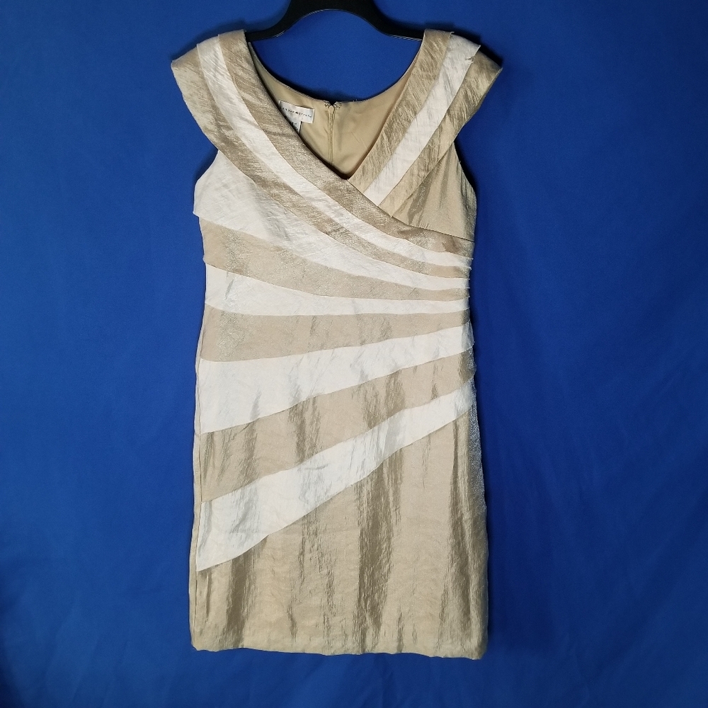London Style V-Neckline Sheath Dress Flattering V-Neckline Sleeveless
